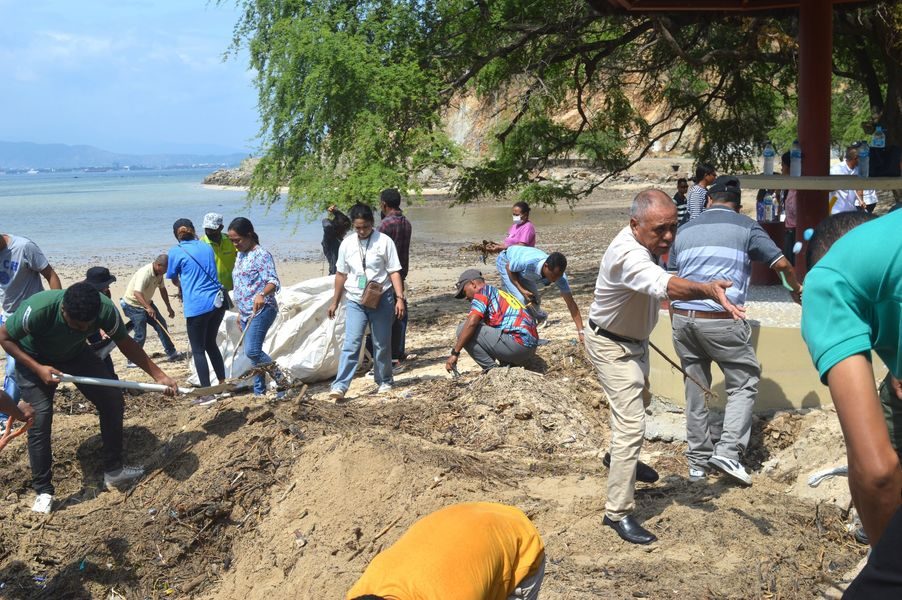 MI HO FUNSIONÁRIU SIRA HALA’O LIMPEZA IHA AREA BRANCA
