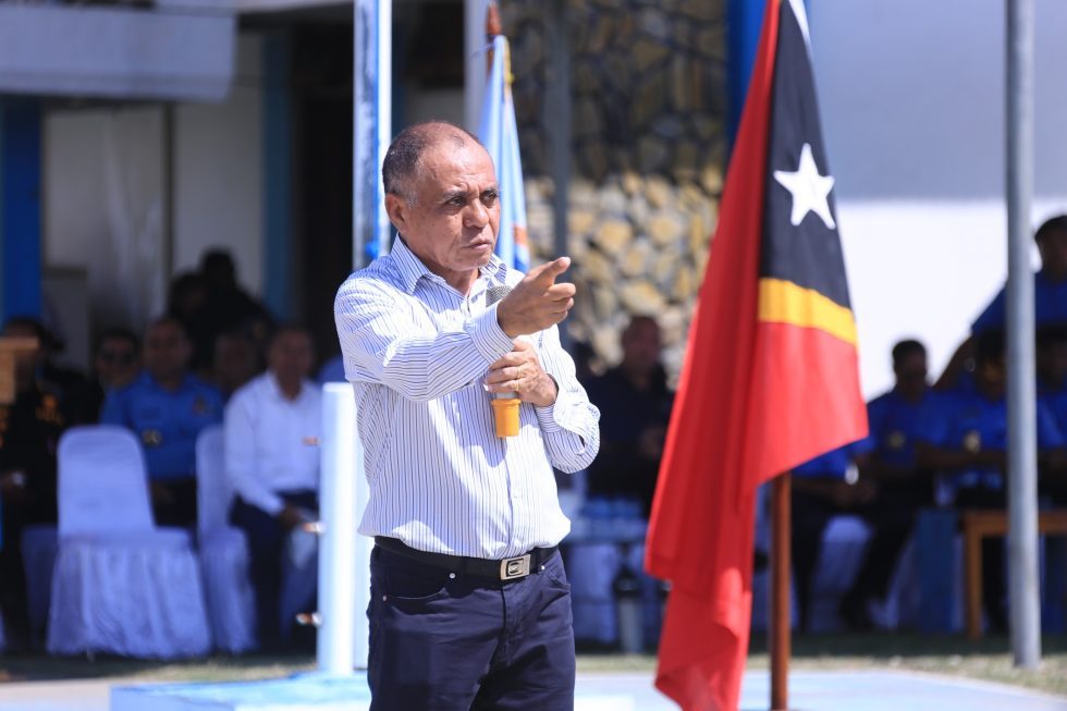 MEMBRU PNTL 83 HOSI MUNISÍPIU DILI ENTREGA ATRIBUTU ORGANIZASAUN ARTE MARSIAIS NO RITUAIS BA GOVERNU
