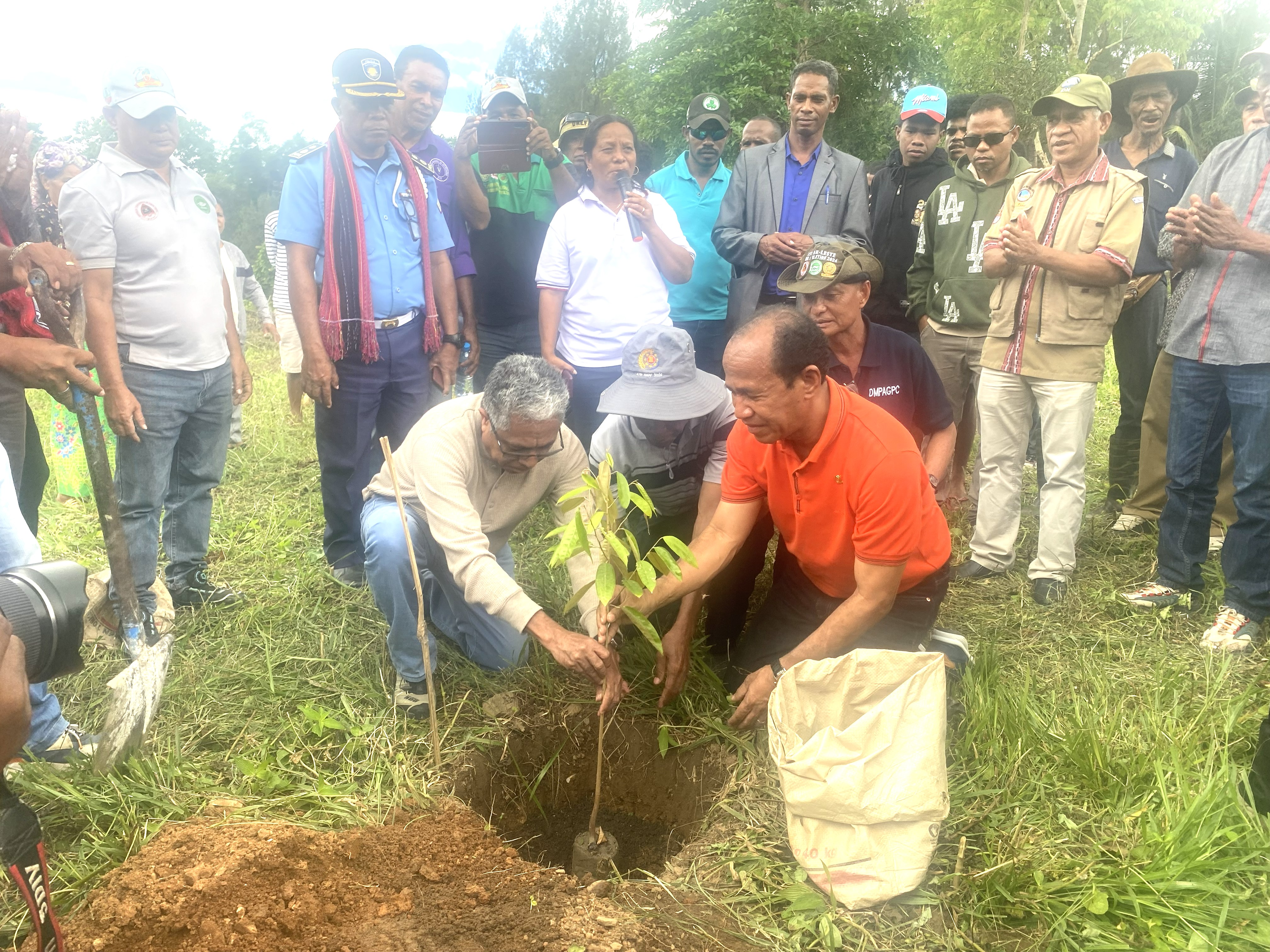 SEF-Hamutuk Ho Ministru MAPPF Lansamentu Kuda Ai-Oan Durian Ba Rai Hektares 18 Iha Munisípiu Ainaro
