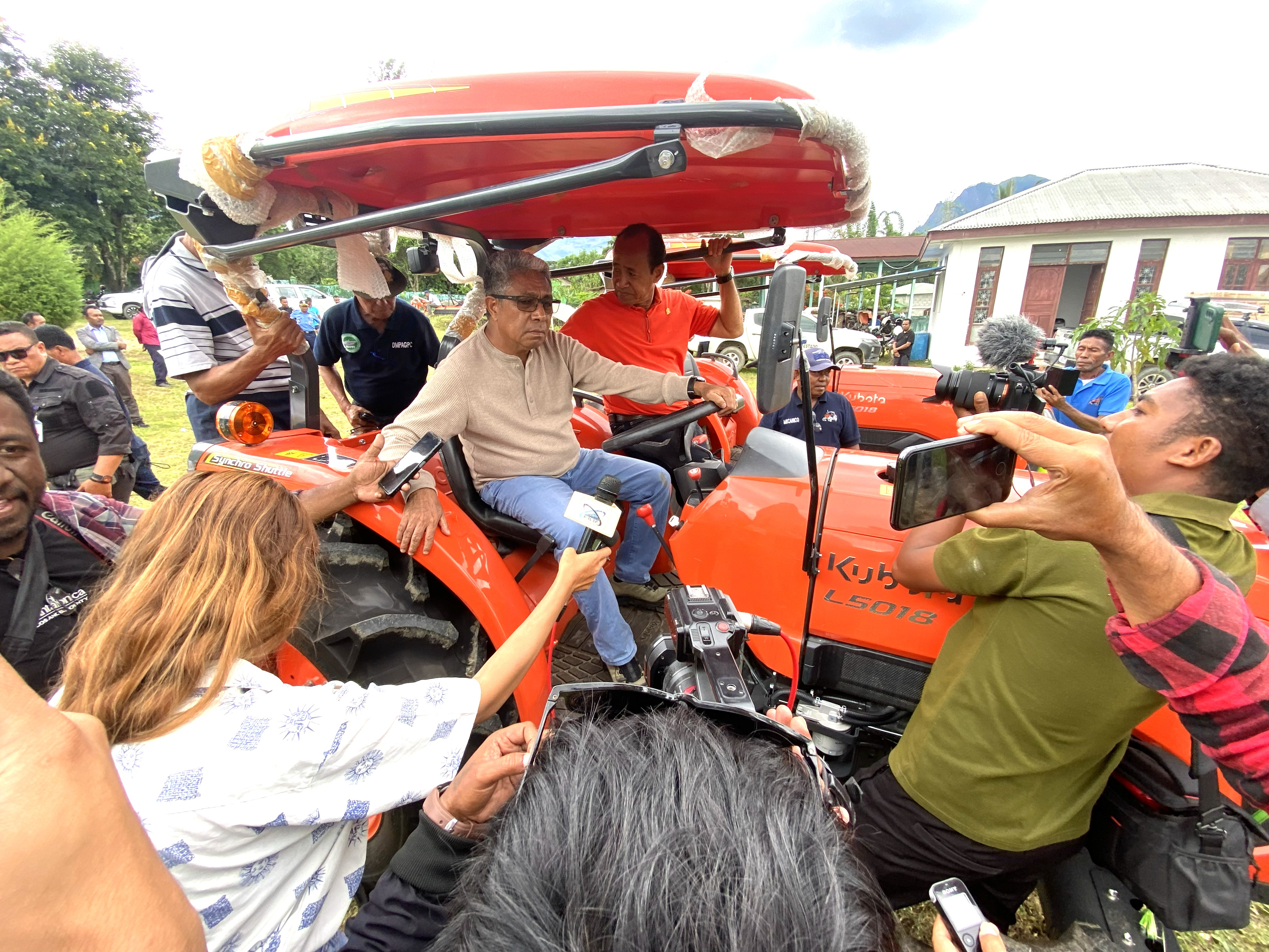 SEF-Hamutuk Ho Ministru MAPPF Distribui Makina Trator Unidade Rua Ba Autoridade Munisípiu Ainaro