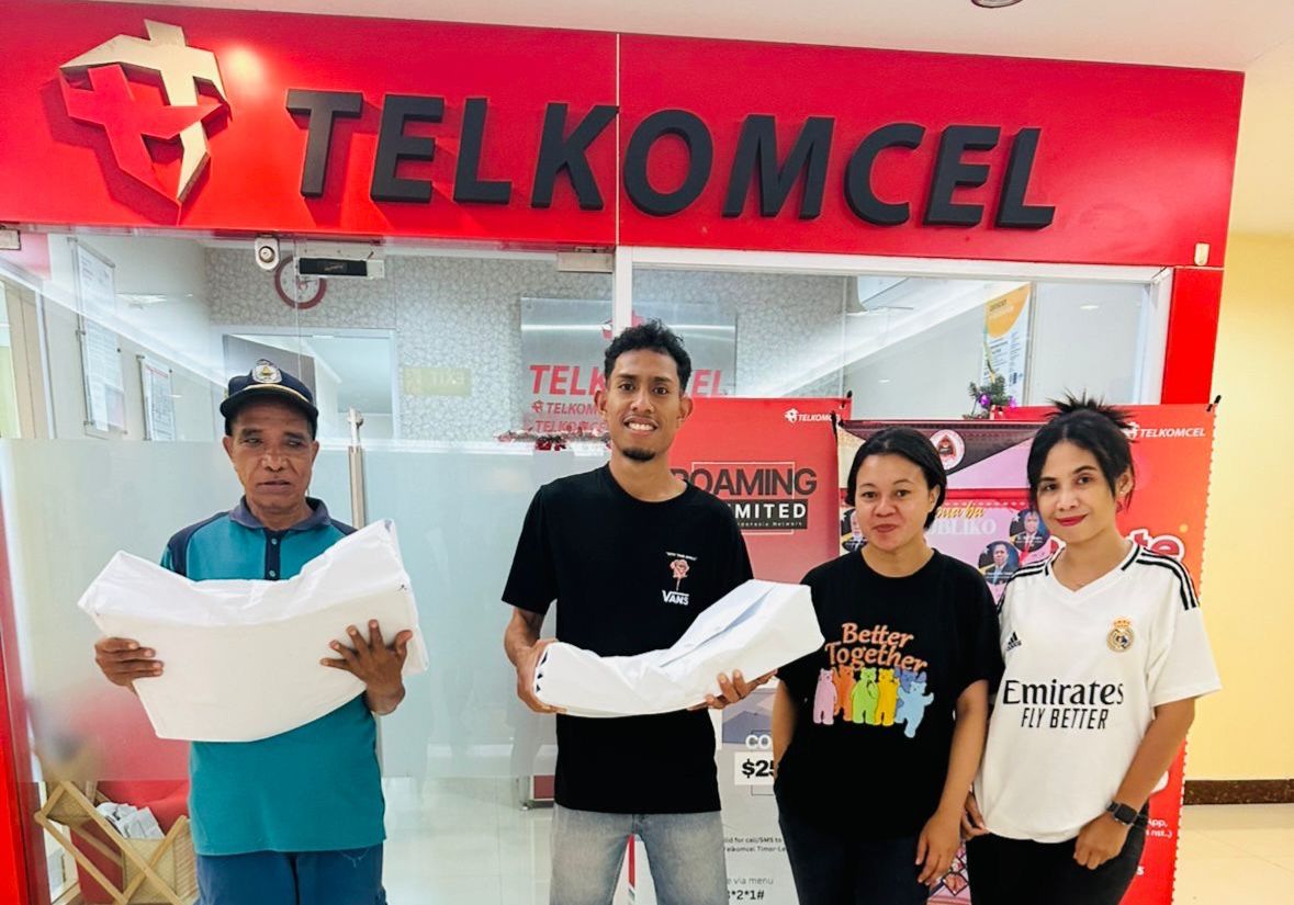 Ekipa INTL, I.P Entrega Kalendáriu Didin/parede ba Telkomcel